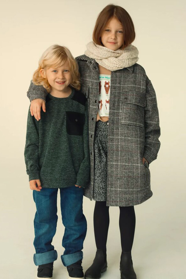 Серое детское пальто-рубашка в клетку