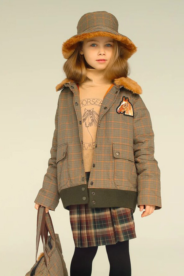 Утепленная детская куртка в клетку с нашивкой и меховым воротником