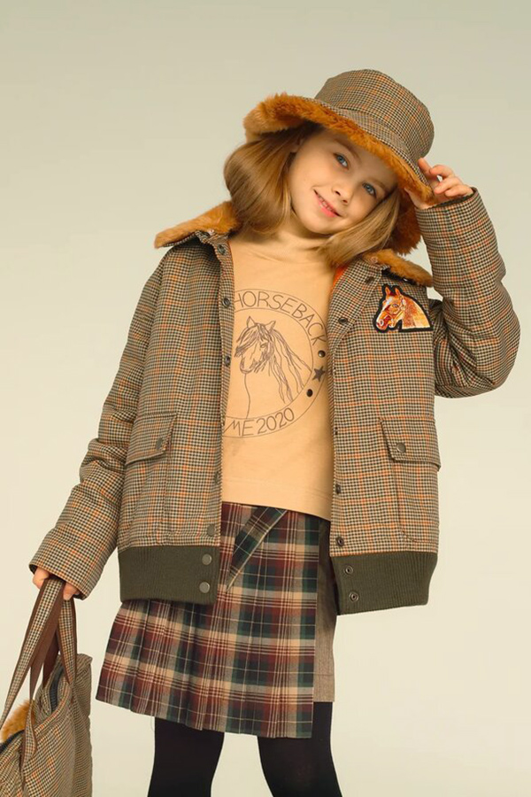 Утепленная детская куртка в клетку с нашивкой и меховым воротником