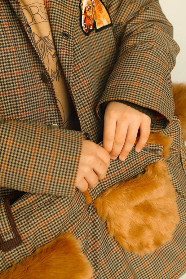 Утепленная детская куртка в клетку с нашивкой и меховым воротником