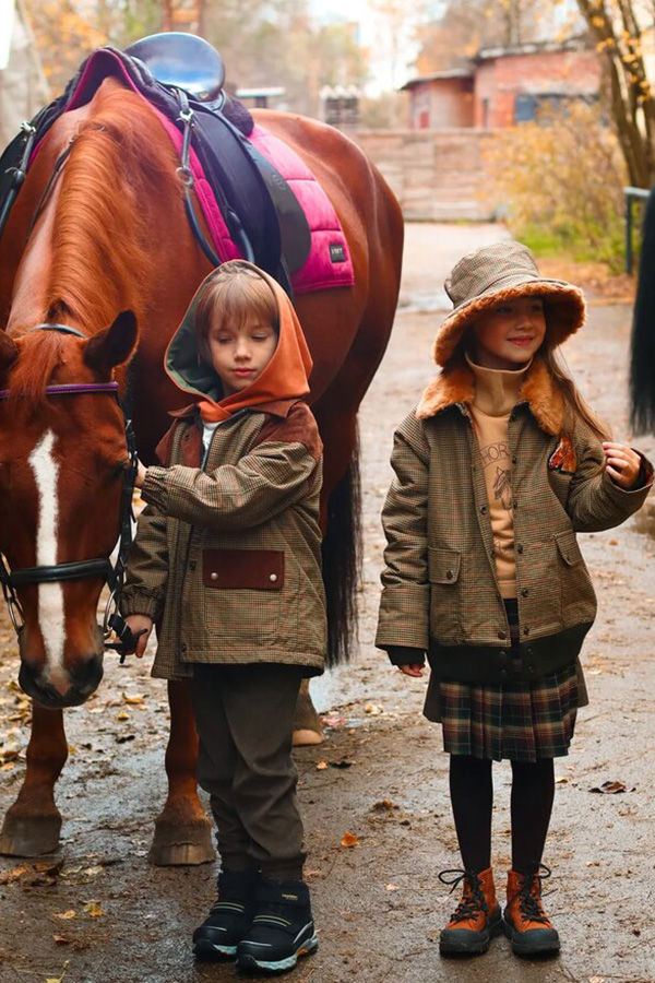 Утепленная детская куртка в клетку с нашивкой и меховым воротником