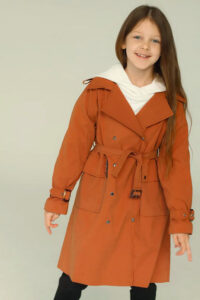 Терракотовый детский плащ-тренч с принтованной подкладкой для девочки