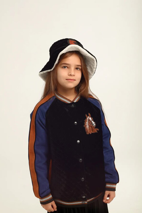 из стеганого бархата на меховой подкладке с брошью "Лошадка"