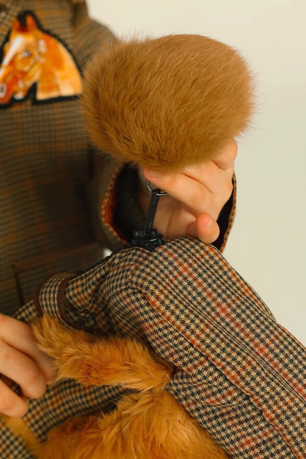 из клетчатого текстиля с меховыми деталями