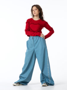 Широкие голубые джинсы с необработанным краем