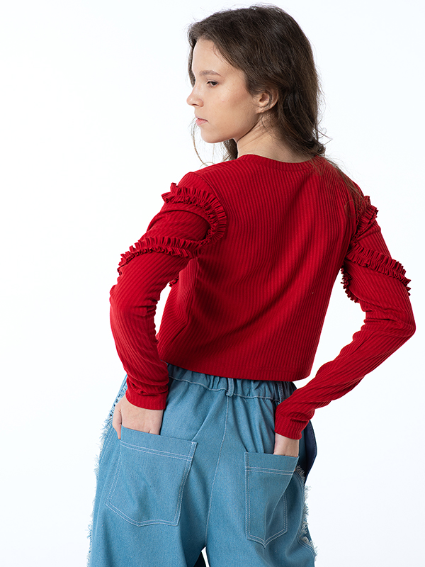 Широкие голубые джинсы с необработанным краем