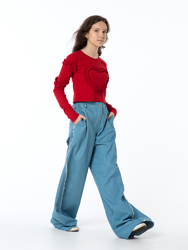 Широкие голубые джинсы с необработанным краем