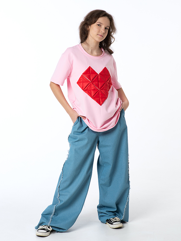 Широкие голубые джинсы с необработанным краем