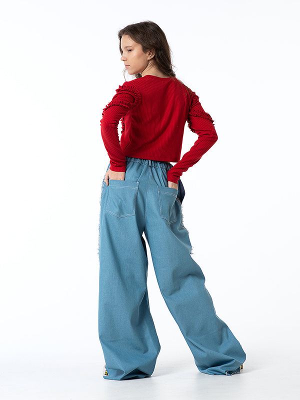 Широкие голубые джинсы с необработанным краем