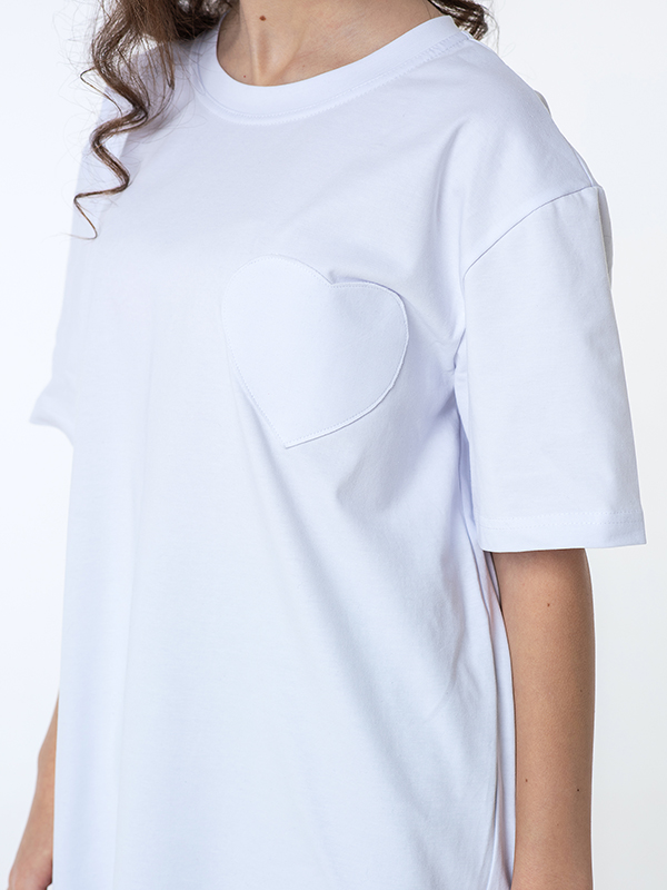 Базовая белая футболка на девочку с карманом "Белое сердце"