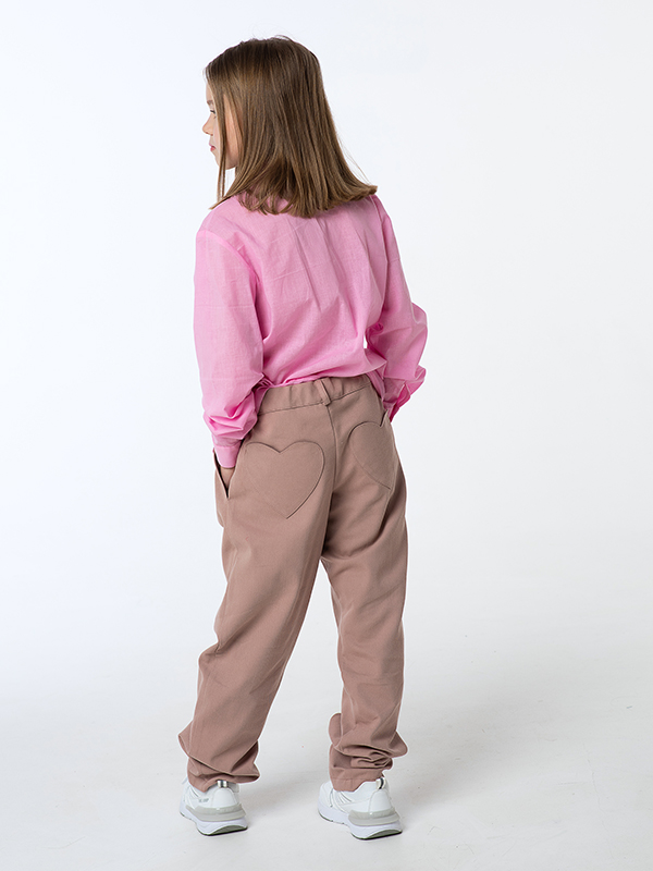 Бежево-розовые детские джинсы-бананы с карманами-сердечками