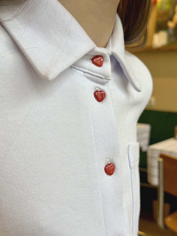 Белое платье-поло с контрастной красной отделкой Hearts Alive