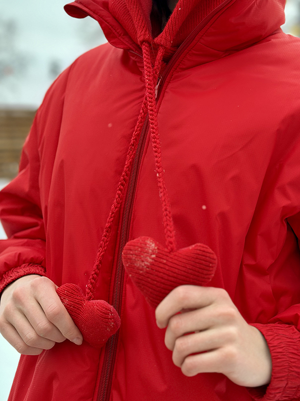 Красная шапка-капор "Hearts Alive" с сердечками