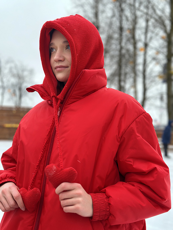 Красная шапка-капор "Hearts Alive" с сердечками