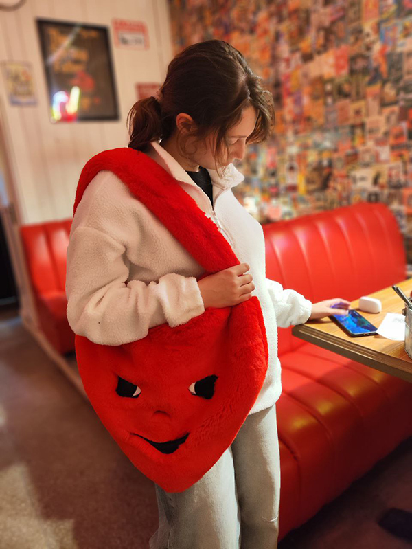 Яркая красная сумка-шоппер из меха "Большое сердце"