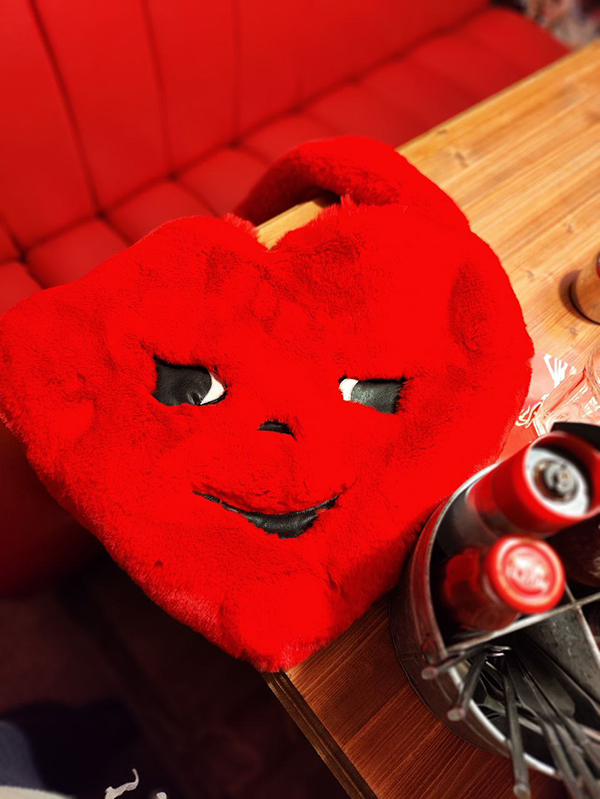 Яркая красная сумка-шоппер из меха "Большое сердце"