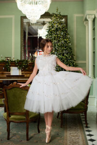 Нарядное платье «Балерина» для девочки — пышная юбка, стразы, молочный цвет
