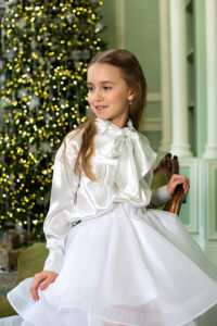 Блузка «Лёд» для девочки — блестящая, с рукавами и бантом