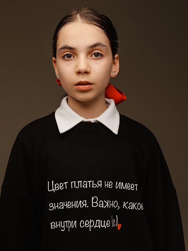 Черный детский свитшот "Ведьмина служба доставки" с принтом-цитатой