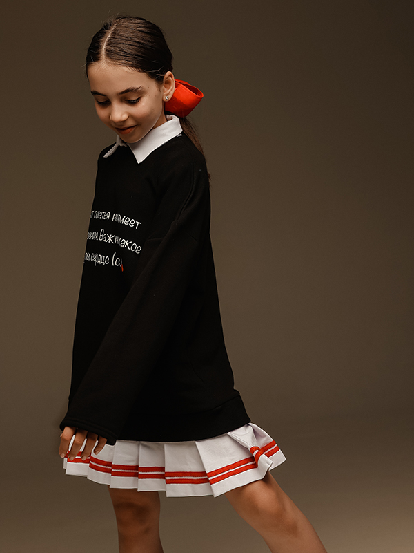 Черный детский свитшот "Ведьмина служба доставки" с принтом-цитатой