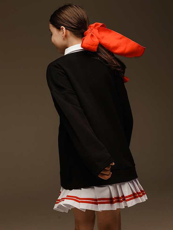 Черный детский свитшот "Ведьмина служба доставки" с принтом-цитатой