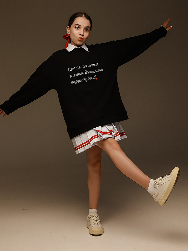 Черный детский свитшот "Ведьмина служба доставки" с принтом-цитатой