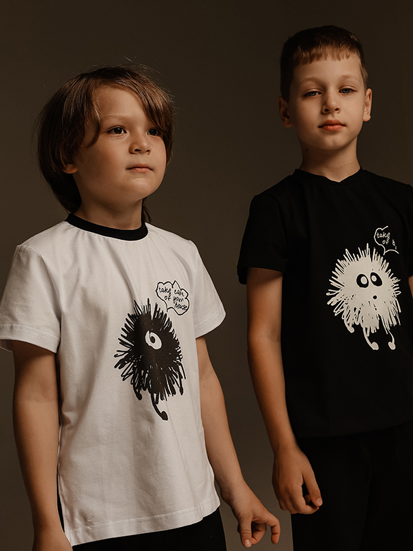 Белая детская футболка с принтом "Чернушка"