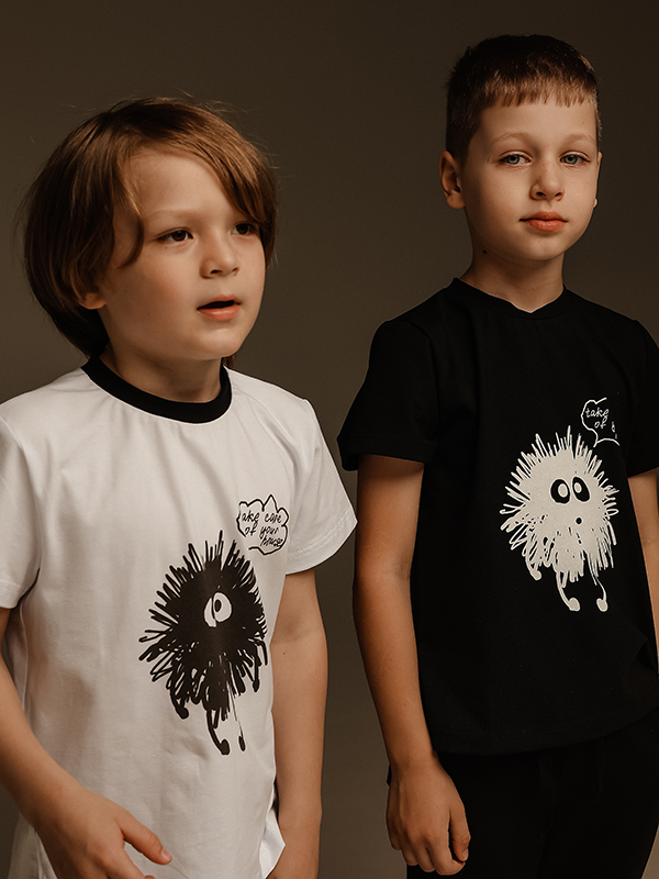 Белая детская футболка с принтом "Чернушка"