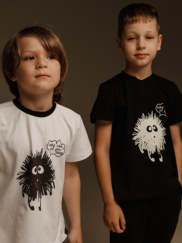 Белая детская футболка с принтом "Чернушка"