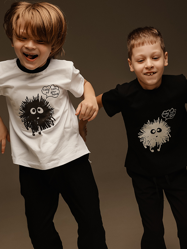 Белая детская футболка с принтом "Чернушка"