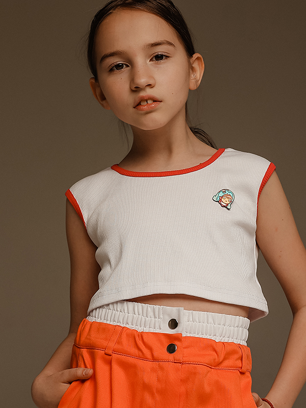 Белый топ в рубчик с цветными окантовками