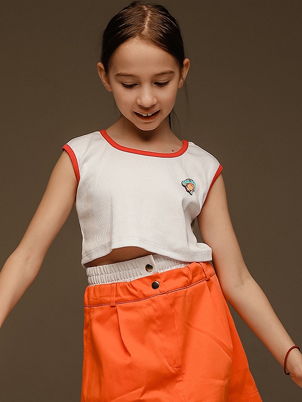 Белый топ в рубчик с цветными окантовками