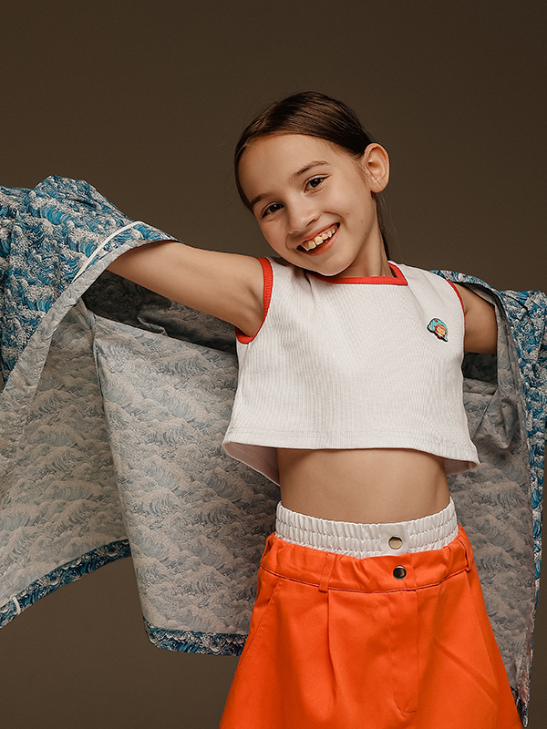 Белый топ в рубчик с цветными окантовками