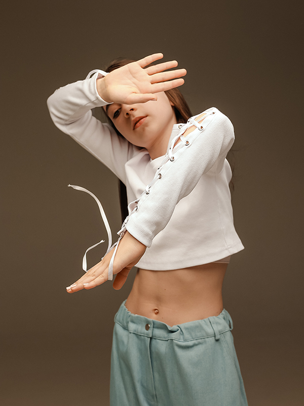 Белый детский топ в рубчик со шнуровкой на рукавах