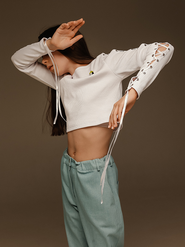 Белый детский топ в рубчик со шнуровкой на рукавах