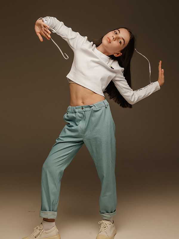 Белый детский топ в рубчик со шнуровкой на рукавах