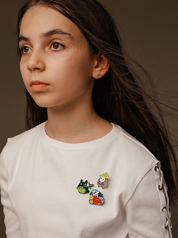 Белый детский топ в рубчик со шнуровкой на рукавах