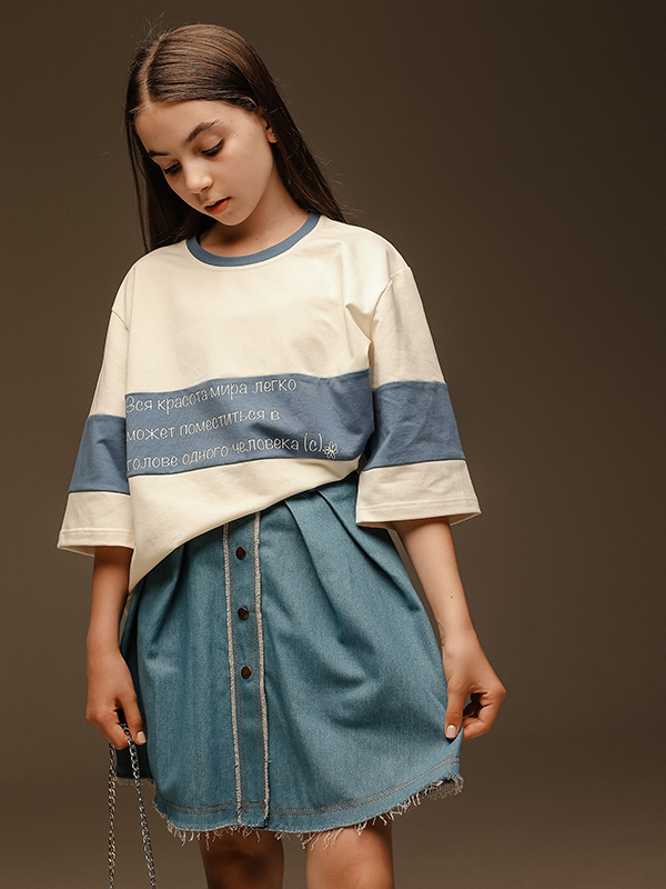 Голубая джинсовая юбка со складками и планкой