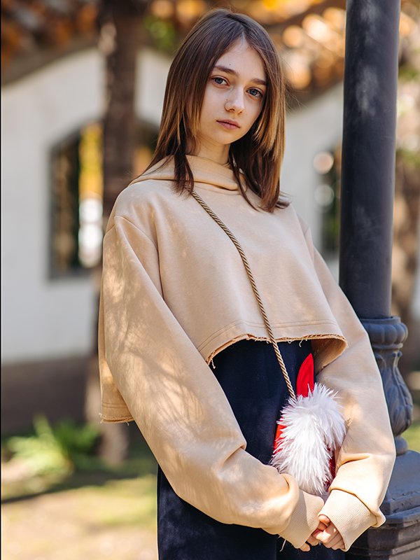 Укороченный бежевый худи на девочку