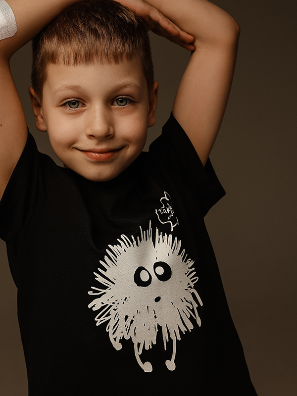 Черная детская футболка с принтом "Чернушка"