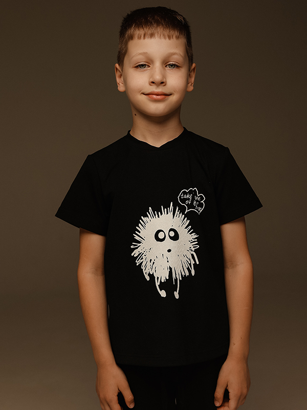 Черная детская футболка с принтом "Чернушка"