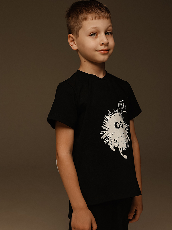 Черная детская футболка с принтом "Чернушка"