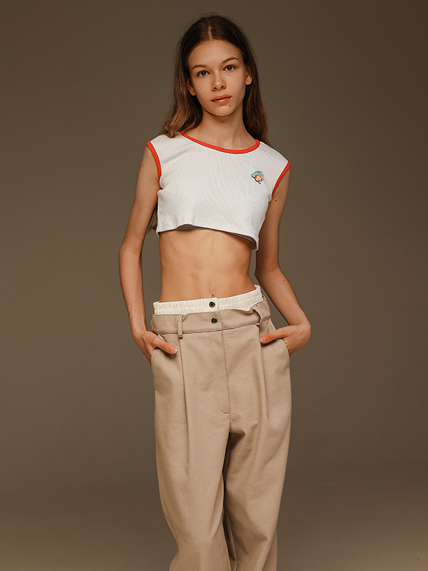 Бежевые джинсы-бананы на девочку с имитацией резинки от нижнего белья на поясе