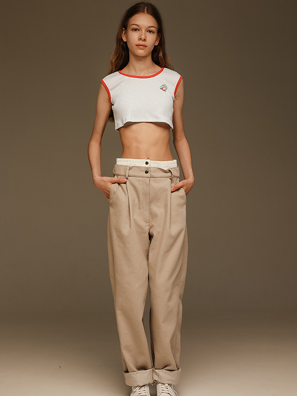 Бежевые джинсы-бананы на девочку с имитацией резинки от нижнего белья на поясе