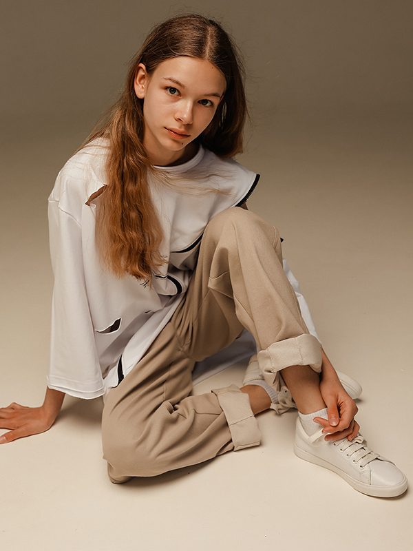 Бежевые джинсы-бананы на девочку с имитацией резинки от нижнего белья на поясе