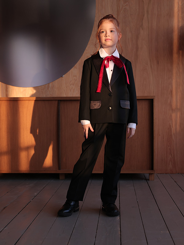 Детский праздничный костюм-смокинг с атласными лацканами на девочку