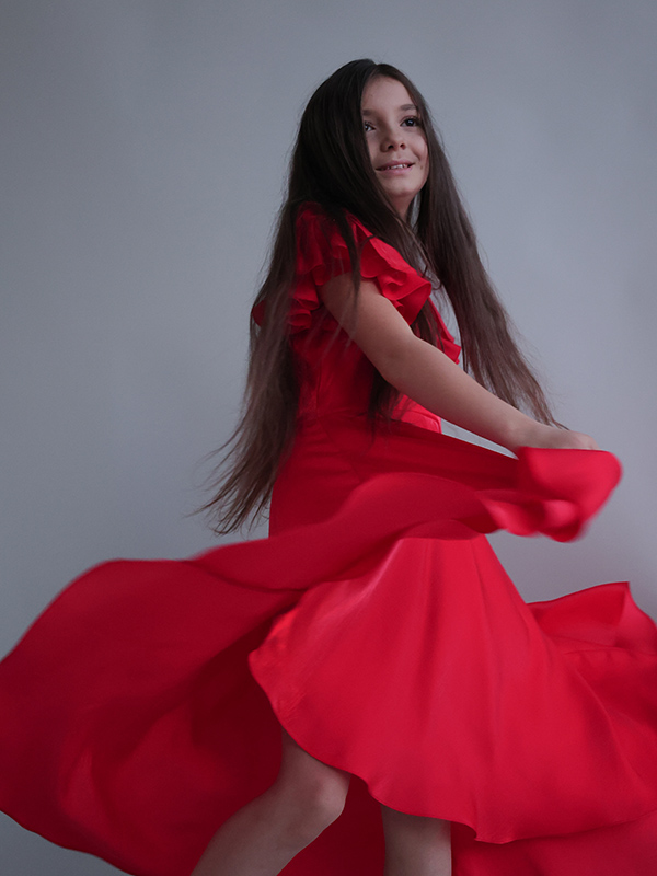 Красное нарядное детское со шлейфом и декором на плечах