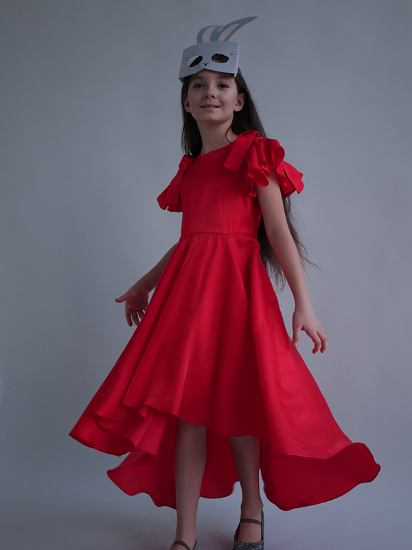 Красное нарядное детское со шлейфом и декором на плечах