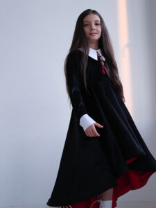 Нарядное детское платье из черного бархата со шлейфом