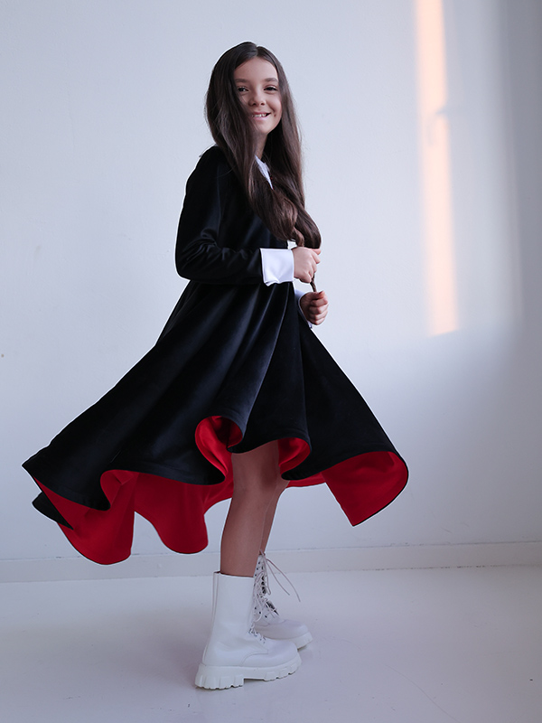 Нарядное детское платье из черного бархата со шлейфом